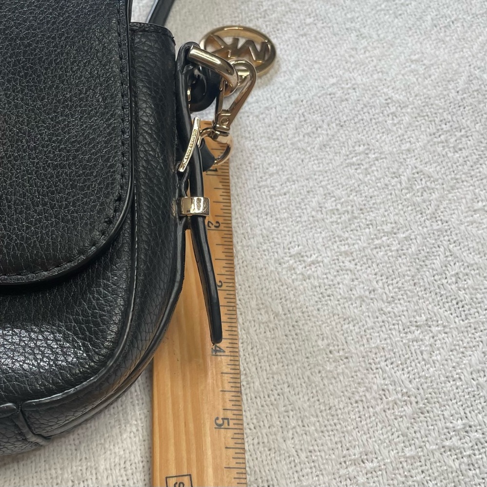 Michael Kors Black Leather‎ Crossbody with Gold MK Charm~ Classic Must Have - Picture 4 of 15